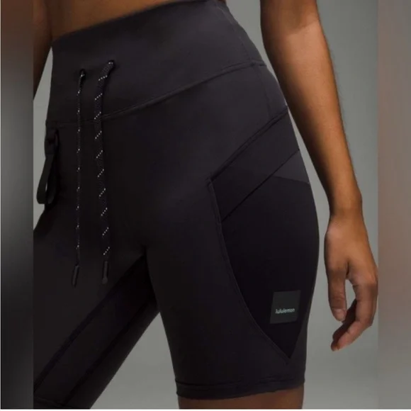 Lululemon Cargo Super-high-rise hiking short 8” (Black)
Size 6 - Picture 2 of 16